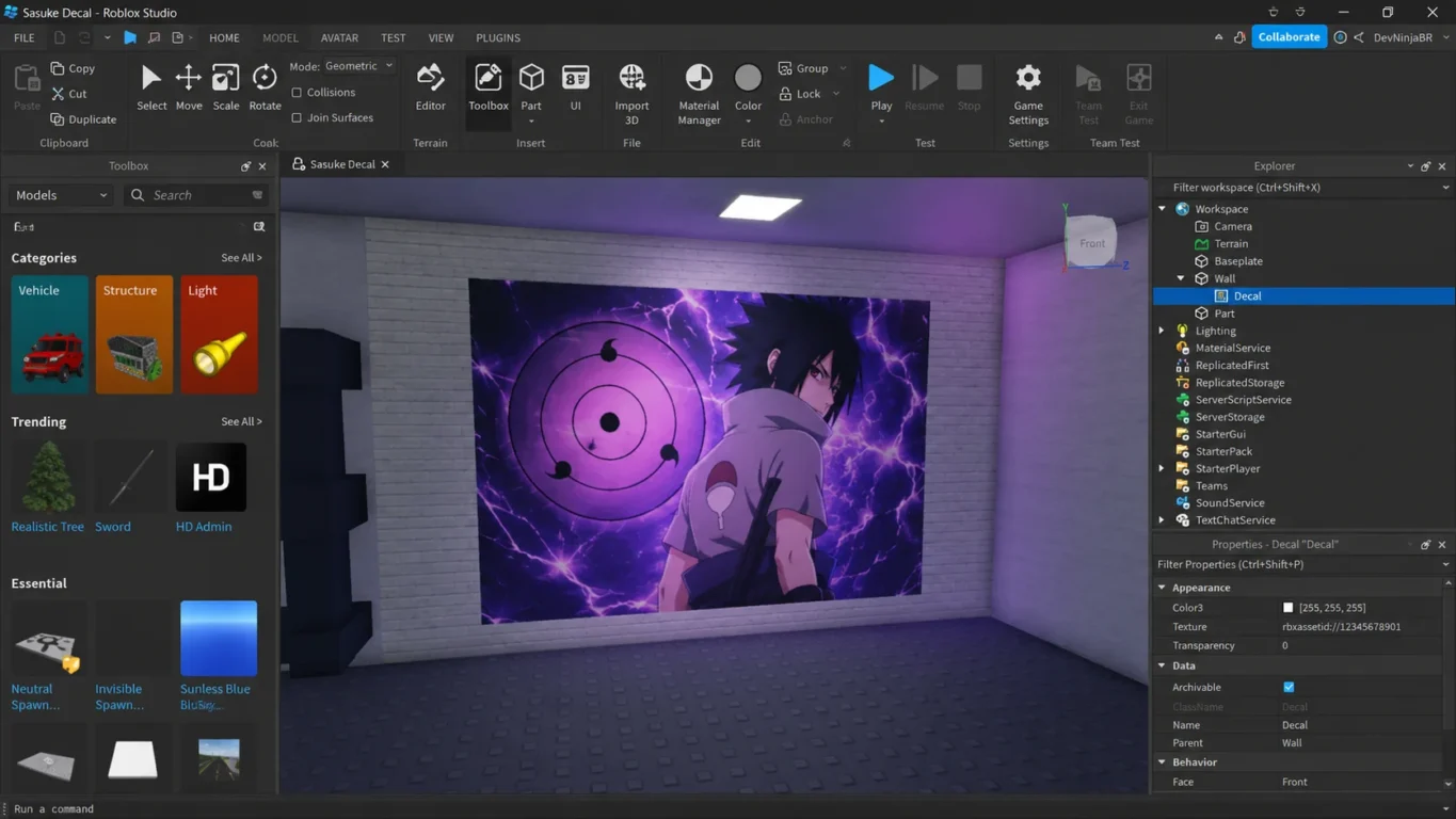 [Imagem: Interface do Roblox Studio mostrando um projeto com uma parede decorada com um decal inspirado no Sasuke.]